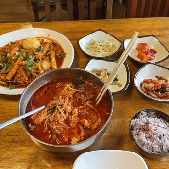 Jagalchi - Tteokboki (spicy rice cake)and yukgaejang (hot beef soup) - Korean Near Me - Honolulu, Hawaii Jagalchi - Tteokboki (spicy rice cake)and yukgaejang (hot beef soup) - Korean Near Me - Honolulu, Hawaii