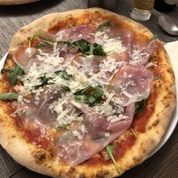 Osteria Da Tullio - Pizza Parma mit Parmaschinken, frischem Rucola und Parmesankäse