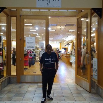 Beauty Vite - Rhonda manages the boutique while the owner is away. - Wigs Near Me - Fort Worth, Texas