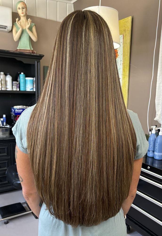 Veronica's Hairstyling Logo