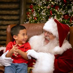 Lasting Memories photography - Kid and Santa