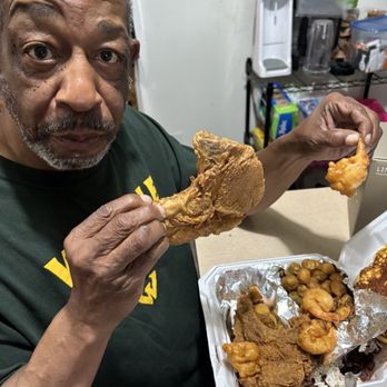 Elam Brothers 2 - Pimp can't decide which to attack first. The shrimp or the chop? - Barbeque Near Me - Pontiac, Michigan
