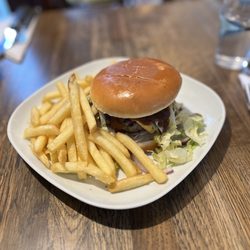 Tusen & 2 - Lunch chili burger and fries 95 Sek