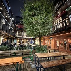 Kingly Court