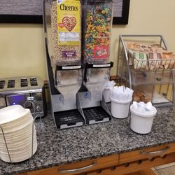 Super 8 by Wyndham Ottawa Starved Rock - Oatmeal (hot water from coffee machine), cold cereals, muffins, toaster, bowls, utensils
