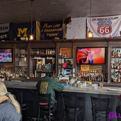 Brass Pig Smoke & Alehouse - Bar