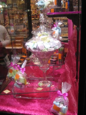 À la Mère de Famille by null