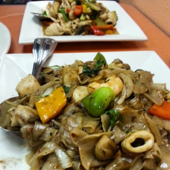 Pad Thai Restaurant - Drunken noodles and veggie stir fry with chicken - Thai Near Me - Clovis, California