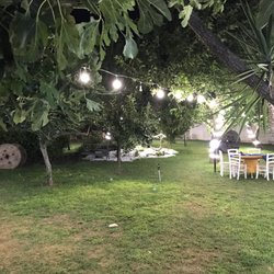 Le Palme - Altra foto del giardino illuminato a cena con tavoli all'aperto