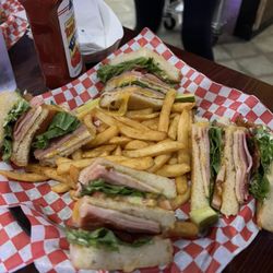 Harbell's Grill and Sports Bar - Club sandwich
