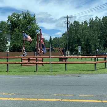 Lindsey's Barbershop - Blue lives matter sign and black jockey statues - Barbers Near Me - Clifton Park, New York Lindsey's Barbershop - Blue lives matter sign and black jockey statues - Barbers Near Me - Clifton Park, New York