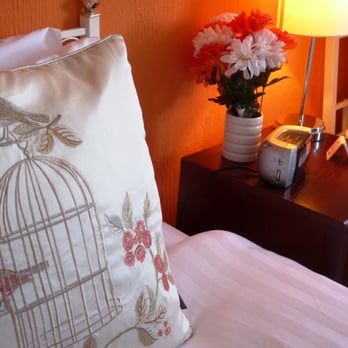 Aaran Guesthouse - Detail of twin ensuite room overlooking the Sea - Guest Houses Near Me - Weymouth, DOR