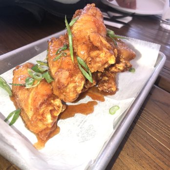 Farine Baking - Spicy sriracha chicken wings - Burgers Near Me - Glen Oaks, New York