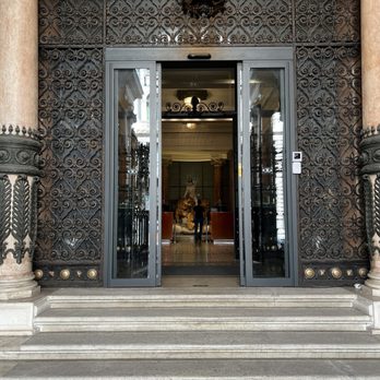 DoubleTree by Hilton Trieste - Grand entrance - Hotels Near Me - Trieste, TS