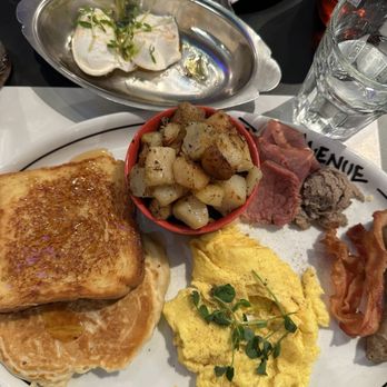 L’Avenue - Breakfast & Brunch Near Me - Toronto, Ontario
