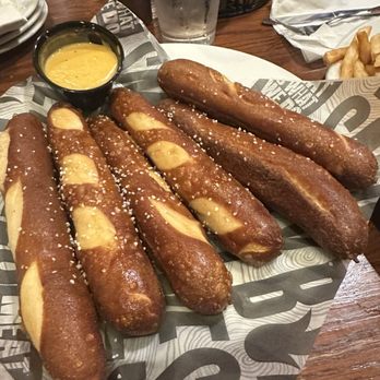 Smokey Bones Ronkonkoma - Pretzel Bones - American Near Me - Ronkonkoma, New York