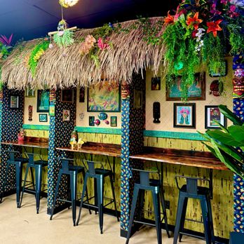 Pineapple Lagoon - Cozy interior - Ice Cream & Frozen Yogurt Near Me - Garden Grove, California