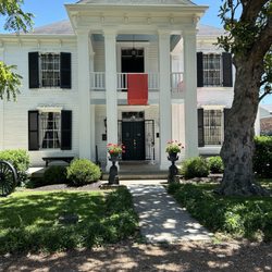 Lotz House - The entrance and beautiful home