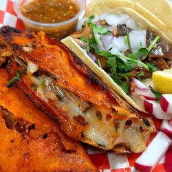 Tacos Like - Quesa-birria con su consomé