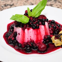 Rossini - Leckere Panna Cotta mit frische Beeren. Mmmhhhhhh!!