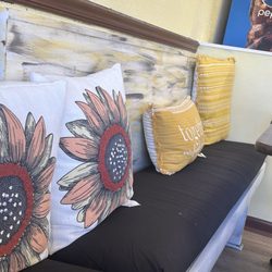 Jesse's Place - Nice seating bench