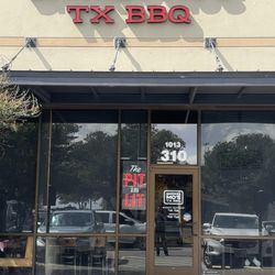Smokey Mo's BBQ - Georgetown - Exterior entrance