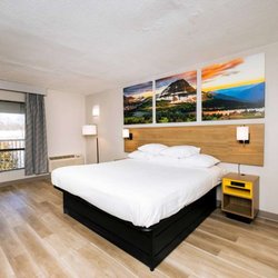 Days Inn by Wyndham Cincinnati East - Guest room