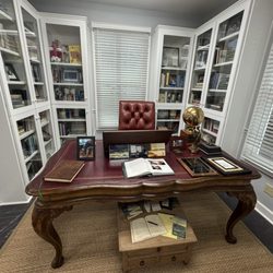 Beaufort Tours - Pat Conroy's desk