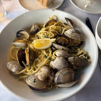 West End Bar & Kitchen - Linguine with clams. - American Near Me - Del Mar, California West End Bar & Kitchen - Linguine with clams. - American Near Me - Del Mar, California