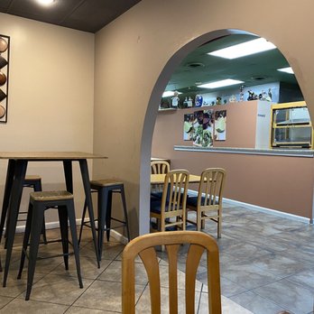Henry's Tacos - Other seating areas near front of restaurant. - Tacos Near Me - Justice, Illinois