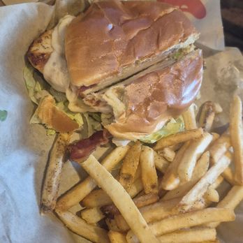 Chili's - Deluxe chicken sandwich - Bars Near Me - Poteau, Oklahoma Chili's - Deluxe chicken sandwich - Bars Near Me - Poteau, Oklahoma