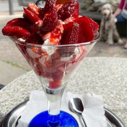 La Casa del Gelato - Erdbeerbecher / Ice cream whipped cream strawberries
