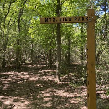 Spicewood Valley Trail - Signpost pointing toward the stairs to Mountain View Park: a good excursion! - Hiking Near Me - Austin, Texas