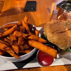 Merlin's Bar & Grill - Burger