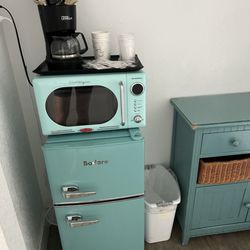 Edgewater Lodge - Fridge and microwave