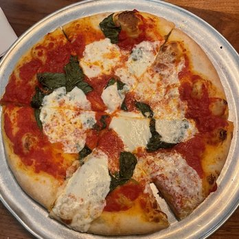 Big Grove Brewpub - Solon - Pizza Margherita - New American Near Me - Solon, Iowa