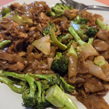 Thai Dishes Valencia - Pad see you - Thai Near Me - Valencia, California