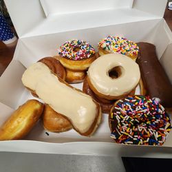 Star Donuts & Pastries - Dozen of the generic donuts, pretty fresh at 6:30am