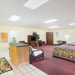 Days Inn by Wyndham Bristol Parkway - Guest room