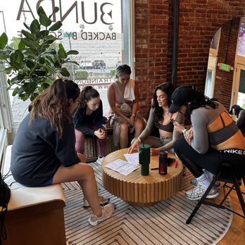 Bunda - Our certified trainers going over nutrition with members! - Gyms Near Me - Pasadena, California Bunda - Our certified trainers going over nutrition with members! - Gyms Near Me - Pasadena, California