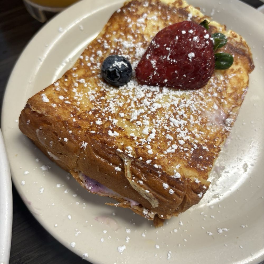 Sweet E's Cafe - Stuffed French toast - Cafes Near Me - Honolulu, Hawaii