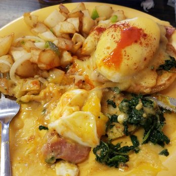 Mama's Kitchen - Eggs Benedict with taters - New American Near Me - Green Valley, Arizona Mama's Kitchen - Eggs Benedict with taters - New American Near Me - Green Valley, Arizona