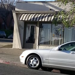G's Cuts & Styles - Quaint place right on the corner of Sacramento and Florida St.