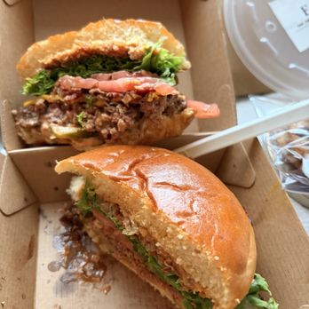 Earls Kitchen + Bar - My awesome Burger - Cocktail Bars Near Me - Honolulu, Hawaii