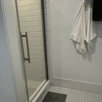 Hotel henry - Shower in two queen room. - Hotels & Travel Near Me - Blanco, Texas