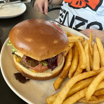 Eating House - Classic Cheeseburger - Beer, Wine & Spirits Near Me - Miami, Florida Eating House - Classic Cheeseburger - Beer, Wine & Spirits Near Me - Miami, Florida