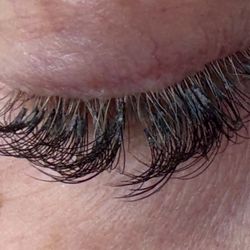 Grazia Skin Care Studio & Spa - Poorly installed lashes