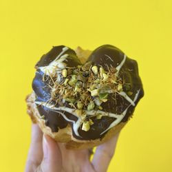 Beard Papa's - Dubai Chocolate Cream Puff