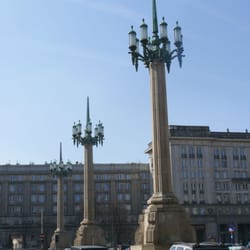 Plac Konstytucji - charakterystyczne 3 świeczniki