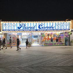 Planet Candy - Candy, coffee, fudge, candy apples, ice cream, frozen yogurt and much more!!!